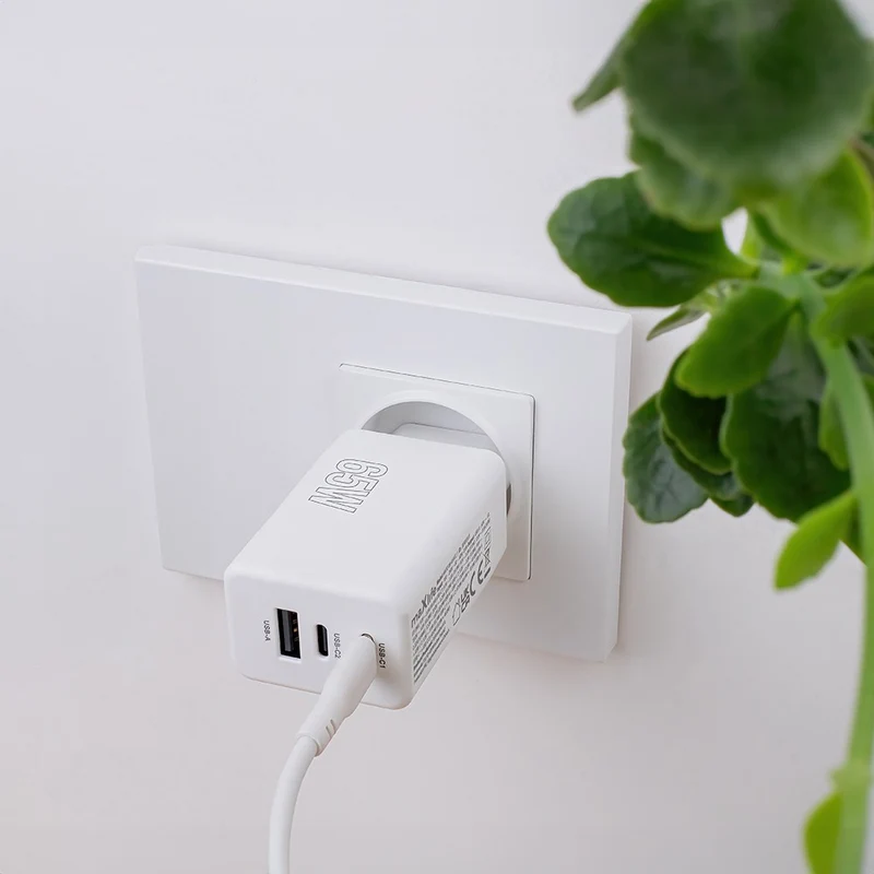 Chargeur USB-C 65W avec deux ports USB-C et un port USB - Blanc