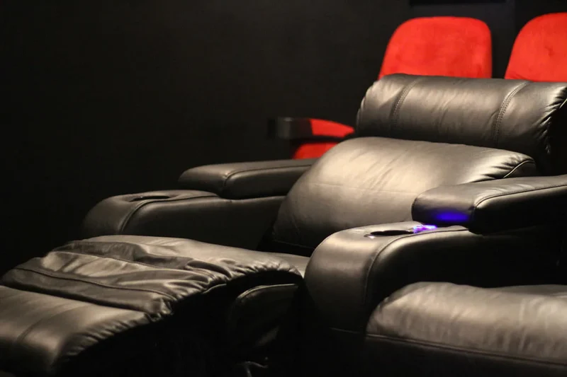Lumene Hollywood Luxury II Noir (Assise et bras droit)