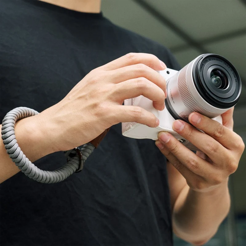 SmallRig 5431 Kit de demi-étui en cuir pour Canon EOS R50 V (blanc)